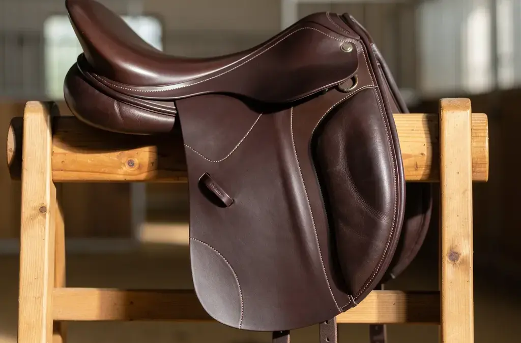 Amerigo Dressursattel aus hochwertigem Leder vereint erstklassige Handwerkskunst und Komfort für Pferd und Reiter