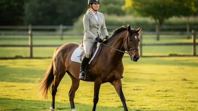 Reiterin übt Centered Riding Technik zur Verbesserung von Körperbewusstsein und Balance