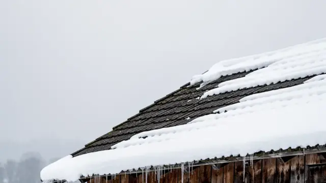 Scheunendach Instandhaltung über die Jahreszeiten: Frühling bis Winterpflege